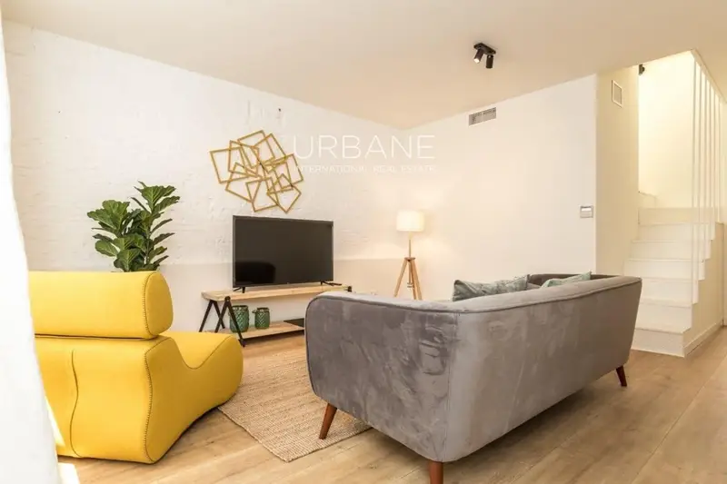 Amplio piso reformado en El Born con terraza privada
