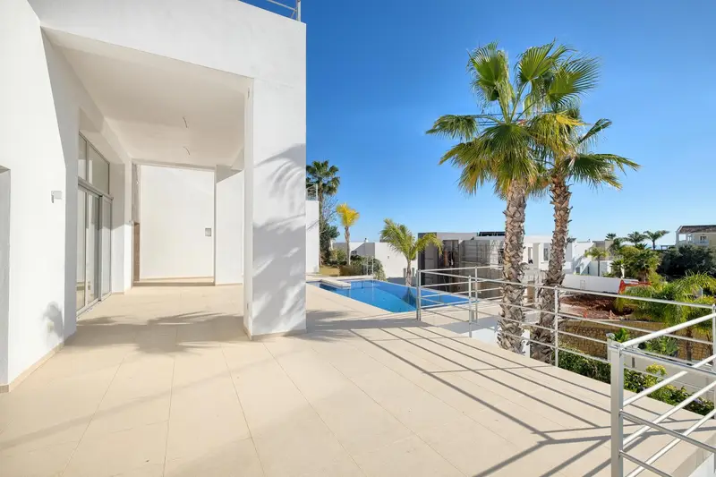 Contemporary 4 bedroom Villa in Puerto del Capitán, Benahavís