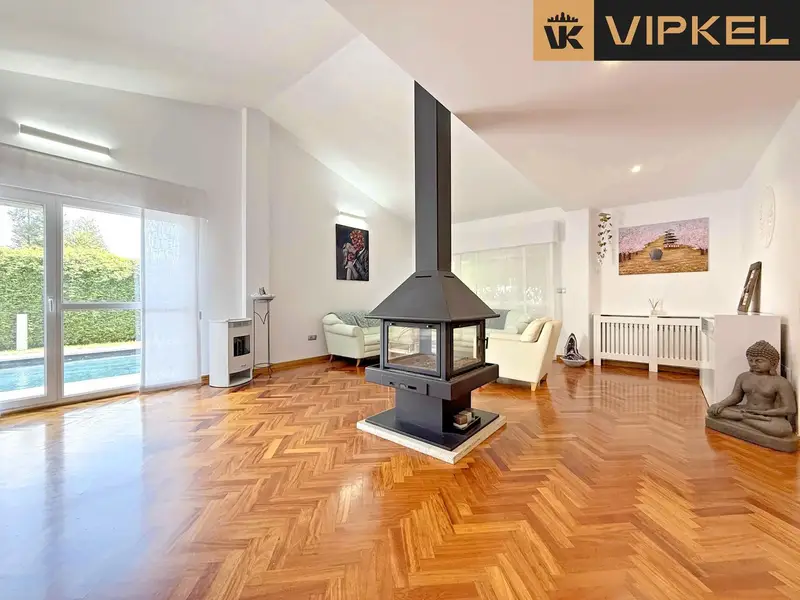 Casa en Venta en Meir	ás Sada Moderna con Piscina y Garaje