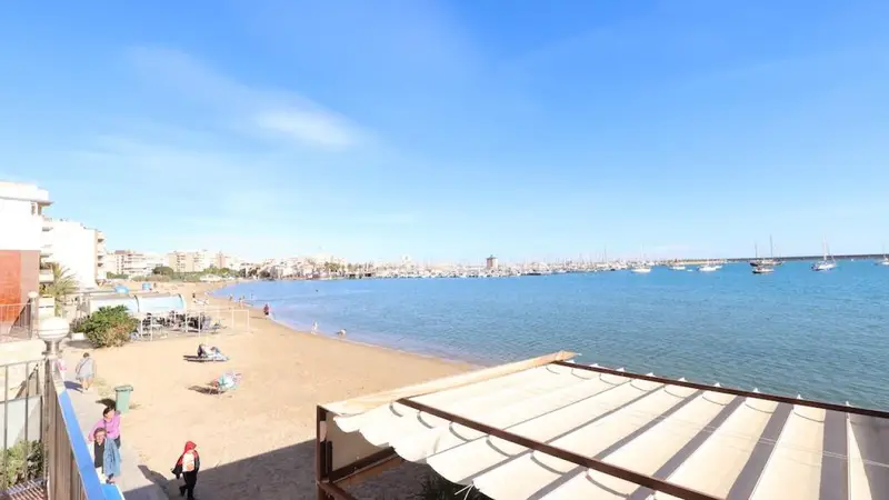 Apartamento en venta en Torrevieja con piscina y vistas al mar