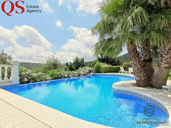 Chalet con Piscina y Amplio Jardin en Vall Repos