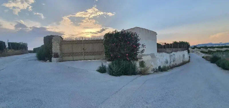 Casa Aislada en venta. Chalet en la zona de Tamarit, a 5 minutos de Cieza con piscina, balsa de riego y 7 tahullas de terreno