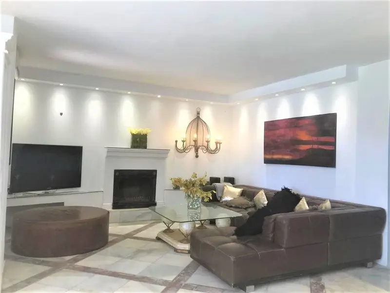 Apartamento con Piscina Privada en Parque Central Estepona