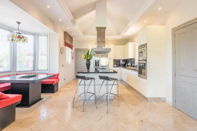 Chalet en Venta en Benahavís Málaga Casa Familiar con Piscina y Vistas