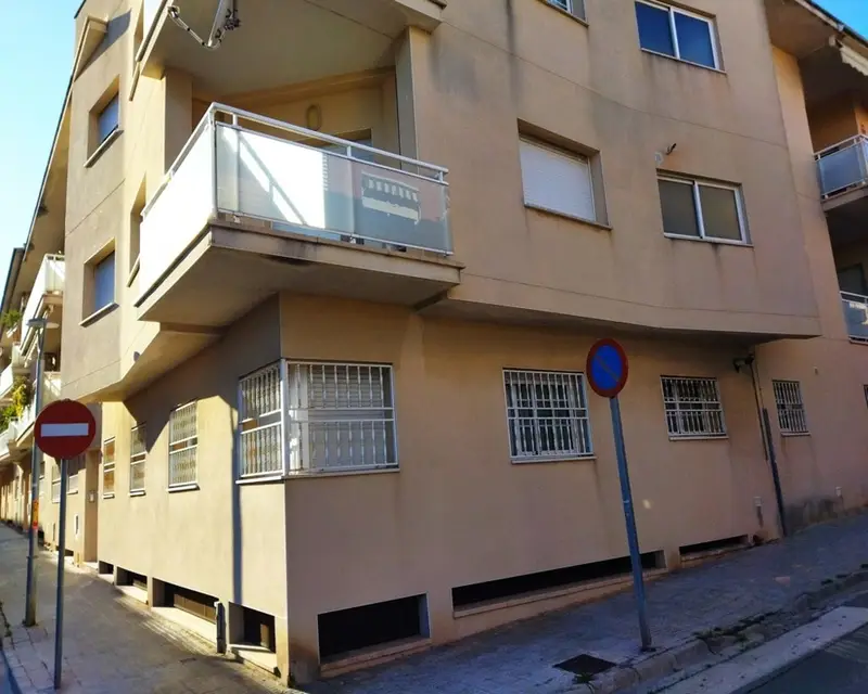 Garaje con 2 habitaciones y 2 baños en Cubelles