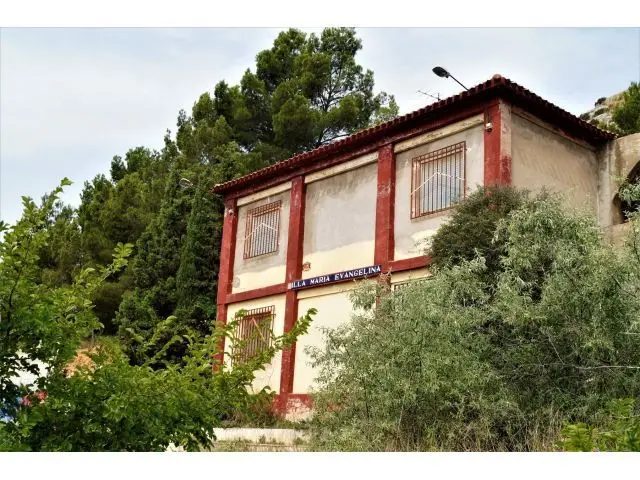 Villa en Salinas de A
	ana para Restaurar con 11 Habitaciones