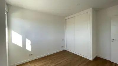 Piso en Alquiler La Navata: Amplio y Luminoso con Patio y Garaje