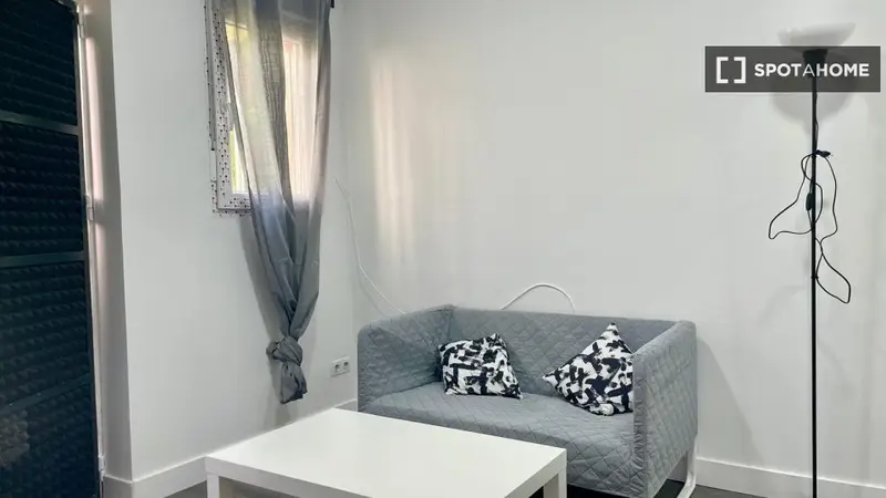 Estudio Amueblado en Alcalá de Henares - Wifi Incluido y Mascotas Permitidas