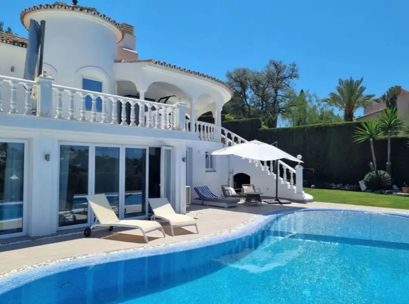 Villa de Lujo en Elviria Marbella con Vistas al Mar