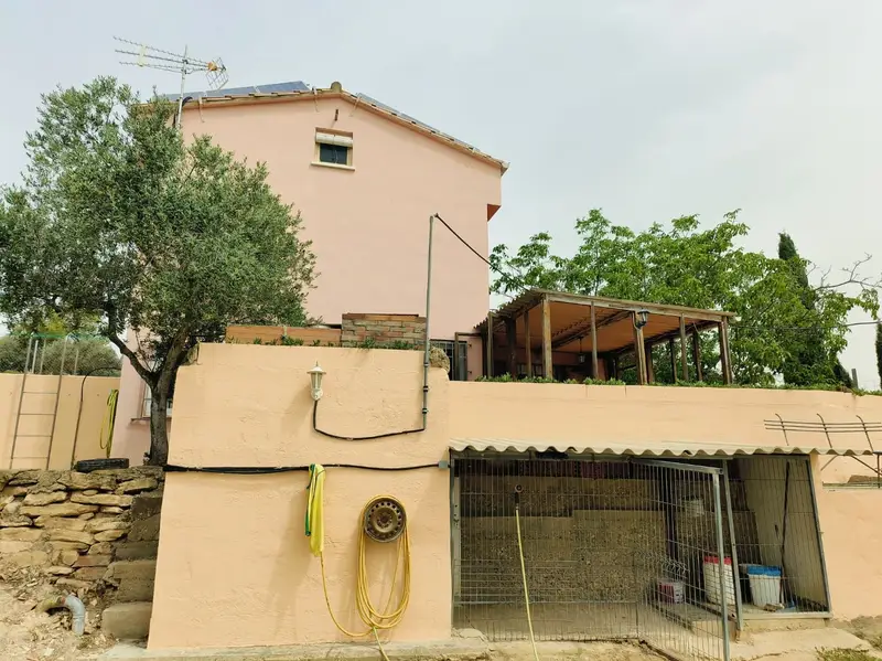Finca Rustica en Flix Tarragona con Tres Edificios y Dos Piscinas