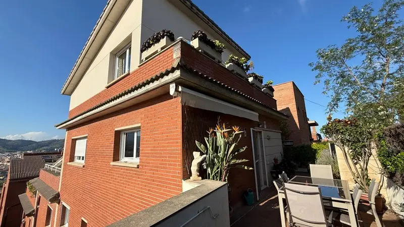 Casa en venta 220m2 4 habitaciones 3 banos 3 terrazas patio
