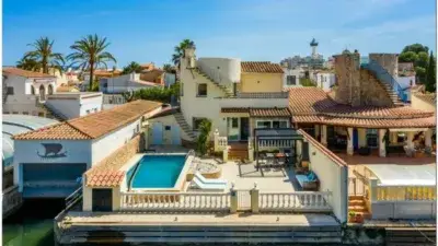 Villa de Lujo en Empuriabrava con Amarre y Piscina