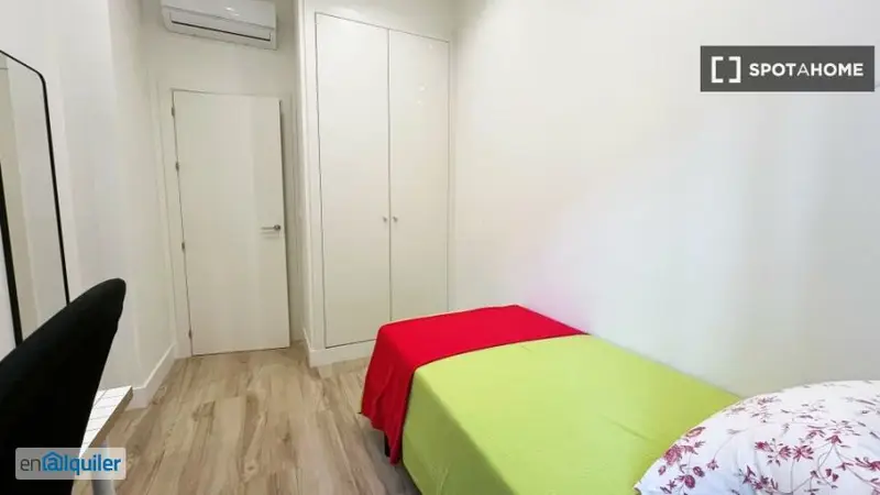 Furnished room for rent with elevator in Seville