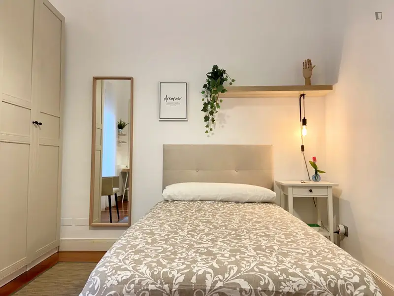 Amplia Habitación Exterior Con Balcón.