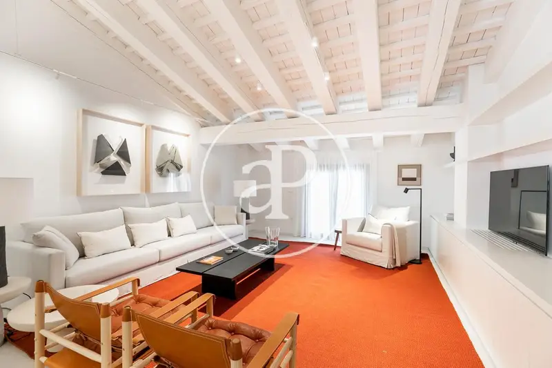 Lujo en El Gótico: Piso 143m2, 3 Suites, Piscina y Servicios