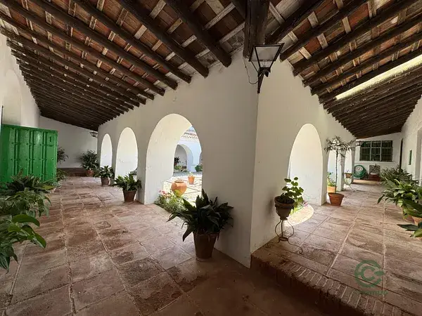 Cortijo con Caza Mayor y Ganaderia en Sierra de Sevilla