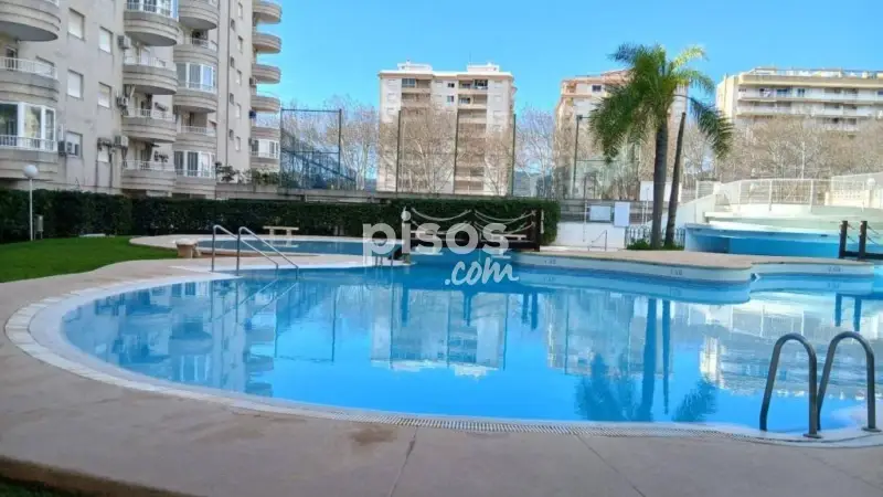 Apartamento en Gand	ía con Vistas al Mar y Piscina