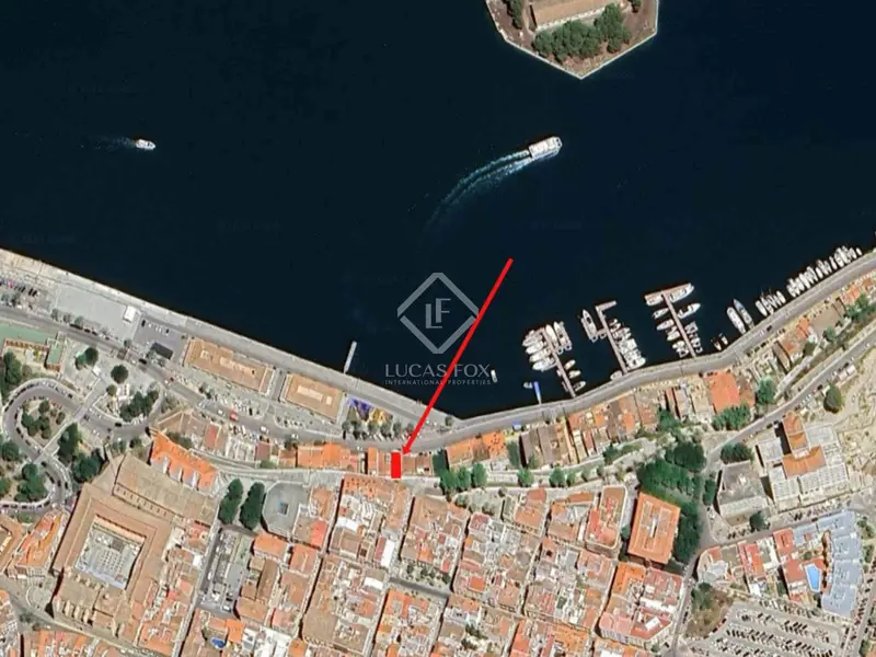 Edificio con 2 Apartamentos Dúplex y Local Comercial en Maó