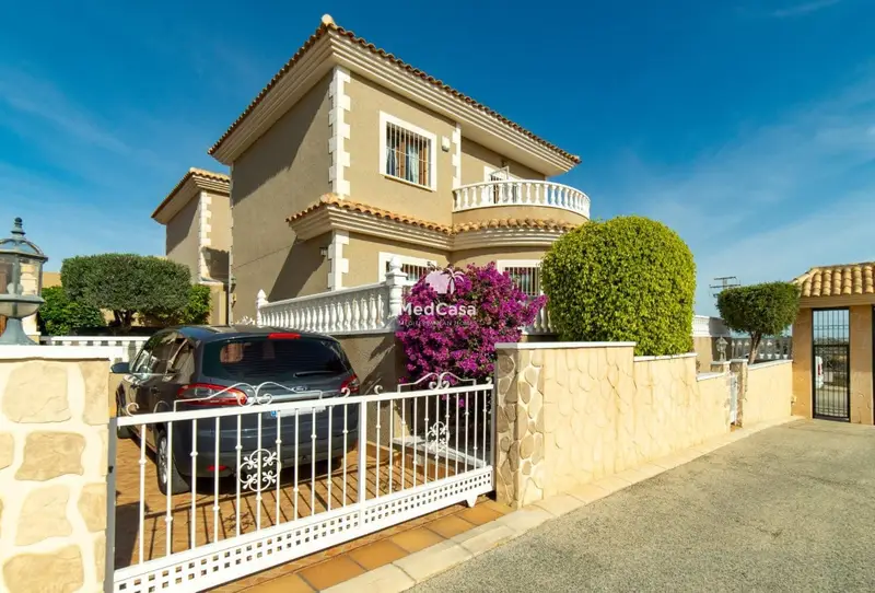 Chalet en Venta Los Balcones Alicante con Jacuzzi y Piscina