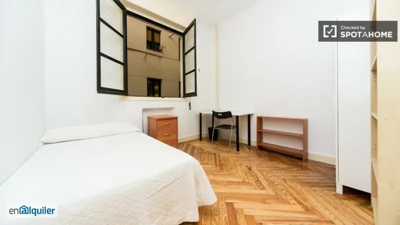 Habitación con Escritorio en Piso Compartido Madrid Centro