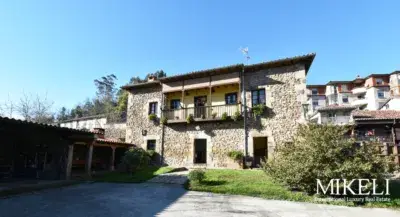 Chalet en Venta en Liérganes con Local Comercial y Garaje