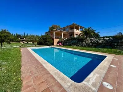 Casa con Gran Terreno Cerca de Figueres Ideal para Caballos