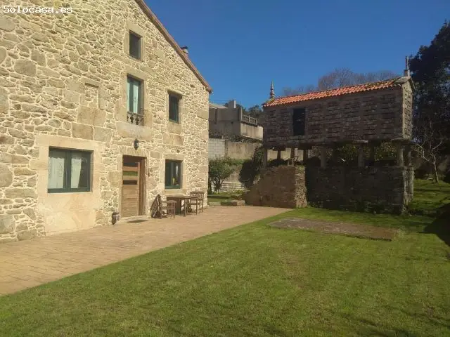 Chalet en Venta en Corcubión: Casa de Piedra con Apartamento
