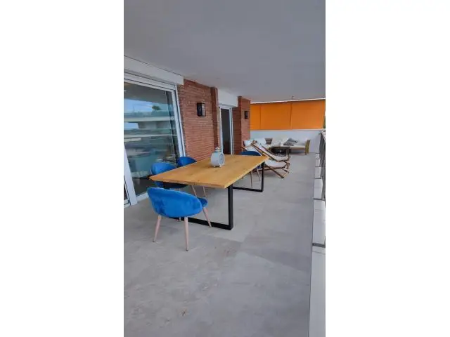 Ático de Lujo en Primera Línea de Mar con Vistas Panorámicas