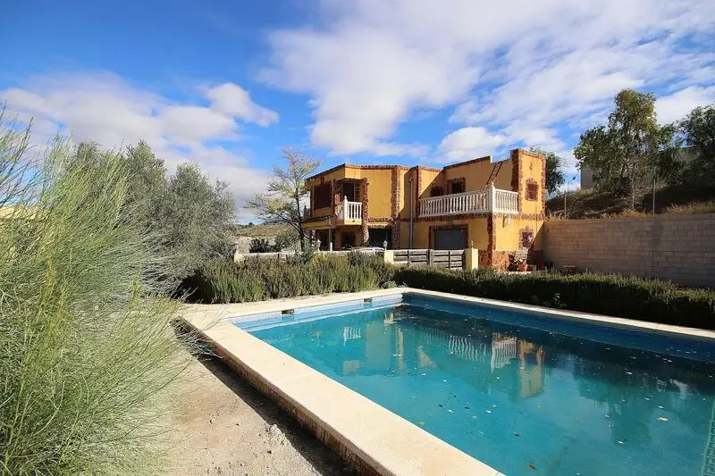 Villa en Monovar con Piscina y Casas de Invitados