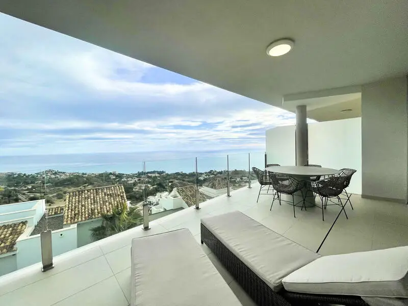 Apartamento en Benalmádena Pueblo con Vistas al Mar y Lujosas Instalaciones