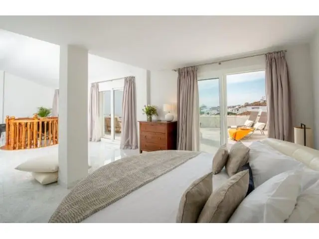 Ático de Lujo en Puerto Banús con Vistas al Mar