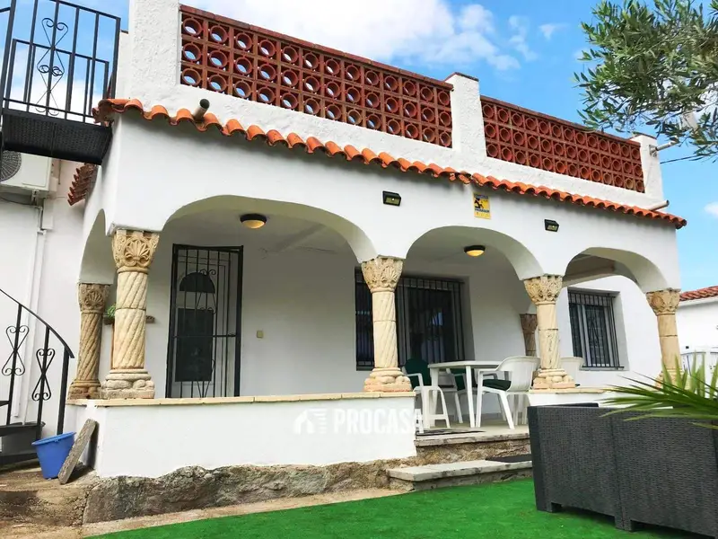 Chalet en venta en Roses Girona con piscina y jardin