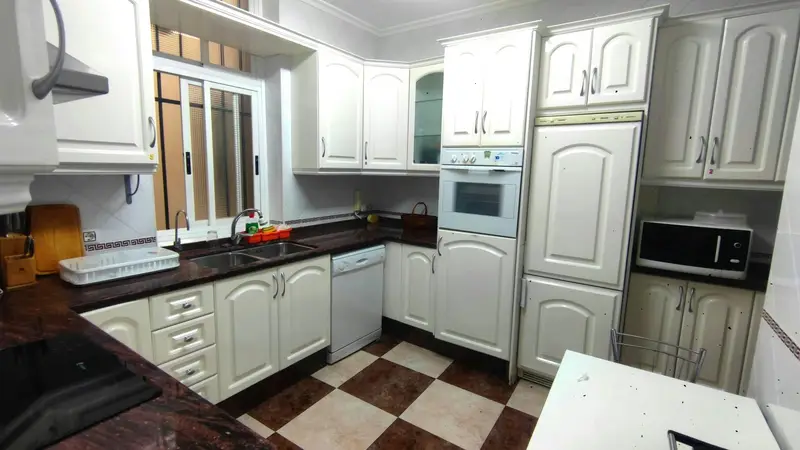Habitación Almería céntrica: Apartamento espacioso con 5 dormitorios y 2 baños