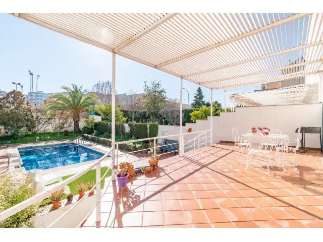 Chalet en Zaidín con Piscina Privada y Gran Jardín