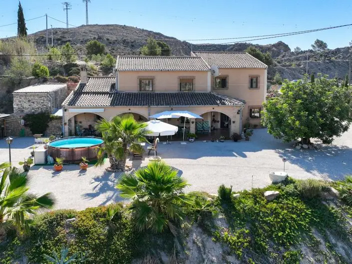 Villa de Lujo con Cueva: 4 Dormitorios, Piscina y Jardín