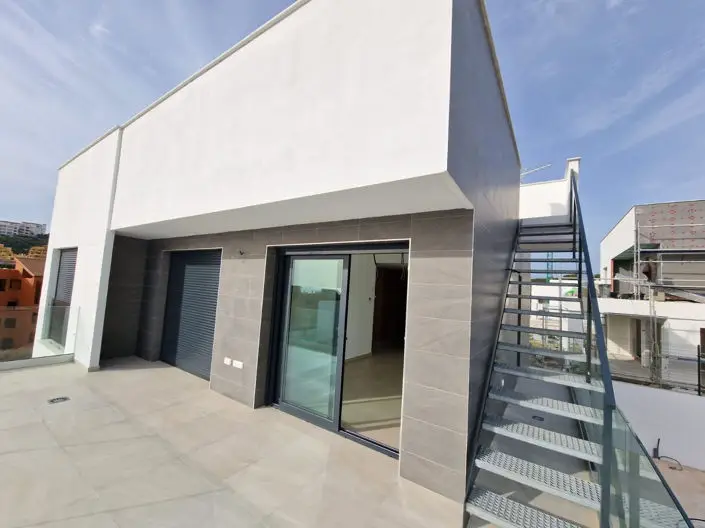 Villa 4 Dormitorios en Venta Los Hidalgos Moderna Cerca Playa