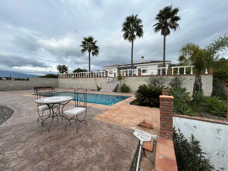 Casa en Guaro con Piscina y Vistas Panorámicas