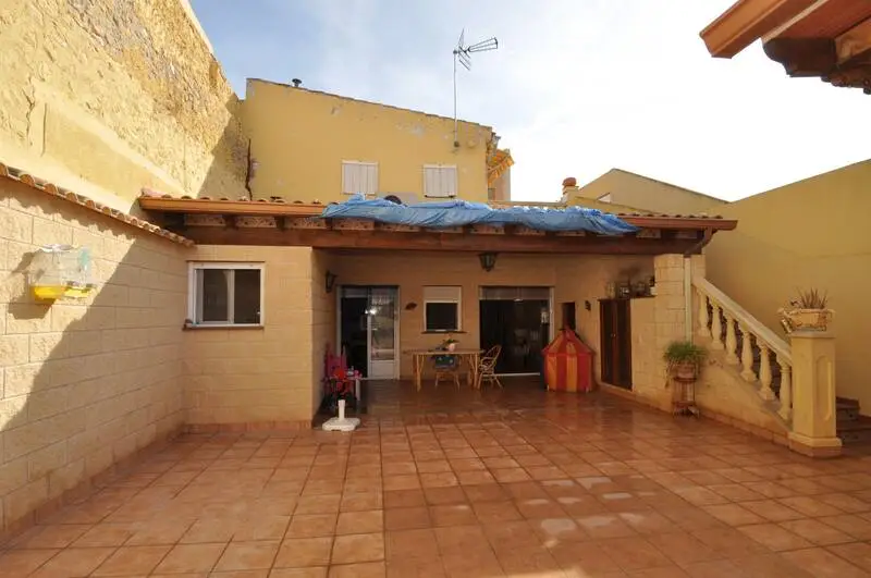 Casa Adosada en Pinoso 2 Plantas Garaje y Barbacoa