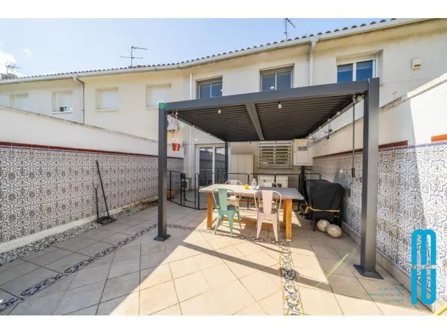¡Descubre Esta Fantástica Casa Pareada De Tres Plantas, Perfecta Para Toda La Familia!