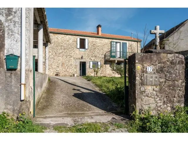 Casa de Piedra Restaurada en Negreira con 8000m2 de Terreno