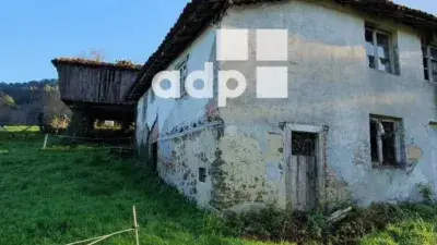 Chalet en Venta en Pravia con Parcela Ideal para Reformar