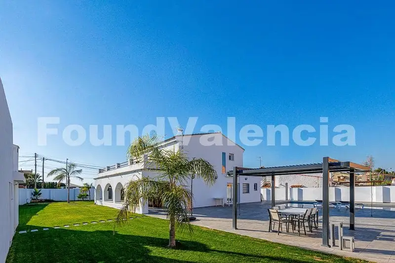 Elegante Villa Mediterránea en Venta cerca de La Eliana