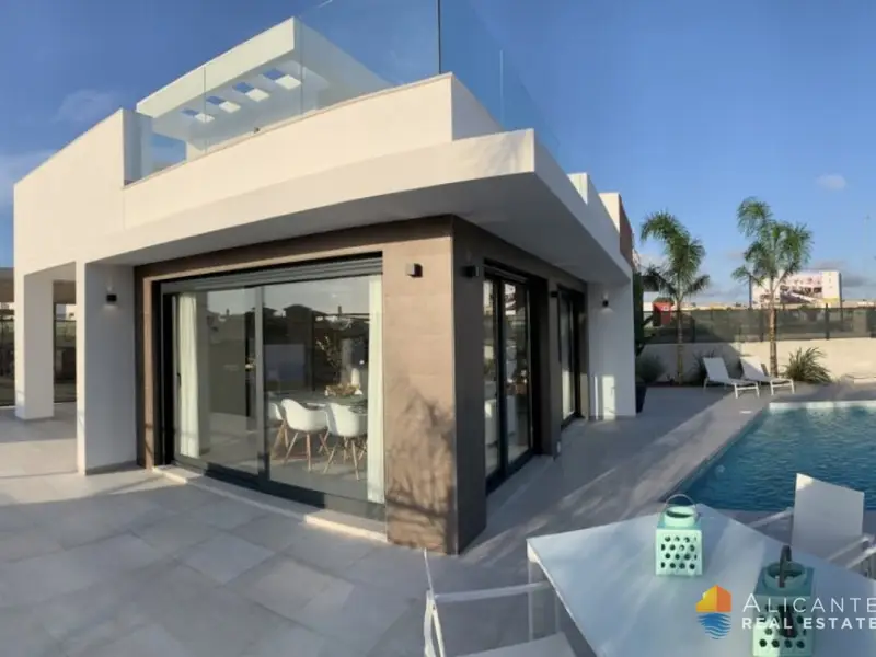 Villas en Daya Nueva: 3 Dormitorios, 2 Baños, Jardín y Solarium