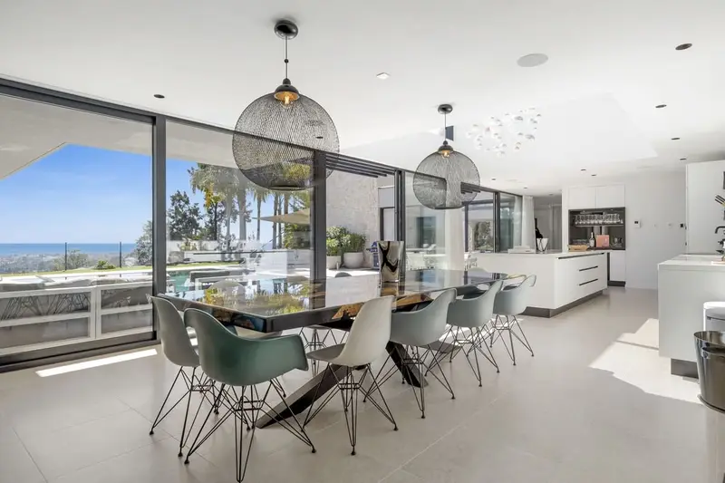 Villa Contemporánea en Venta en La Alquería Benahavís