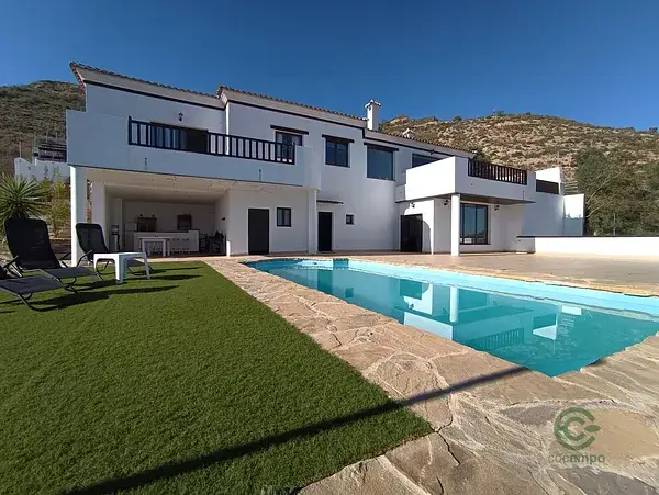 Villa de Lujo en Antequera con Vistas Panorámicas y Pista de Pádel