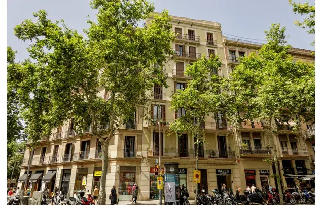 Rent 8 bedroom apartment in Barcelona