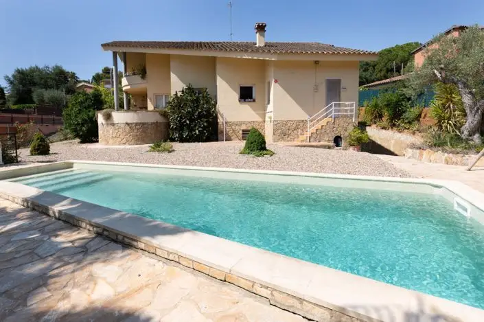 Villa de 5 Dormitorios con Piscina y Jardín