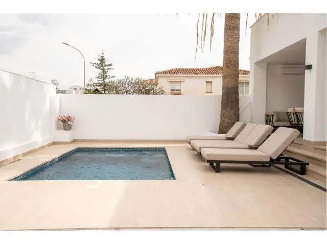 Chalet en Benalmádena Costa con Apartamento y 2 Piscinas