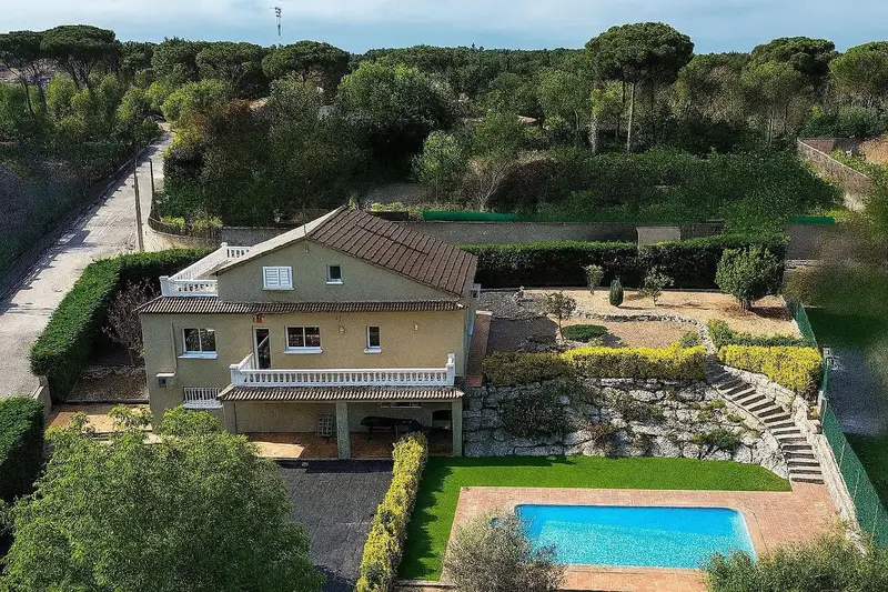 Chalet en venta Caldes de Malavella 5 habitaciones piscina jardin