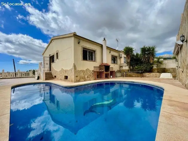 Chalet en La Nucia con 2 Viviendas Piscina Privada y Vistas al Mar